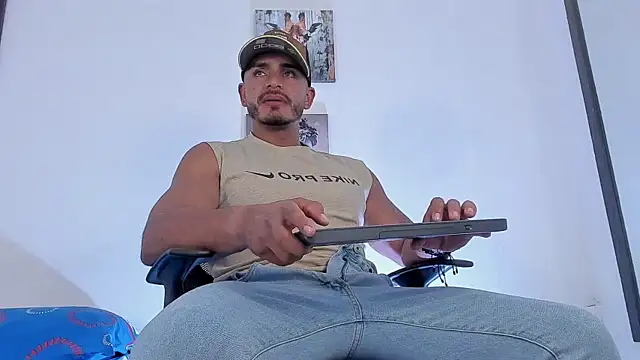 Snapshot of magnusclark chatting on May 12, 2026, 6:38 pm magnusclark online show from May 12, 2026, 6:38 pm