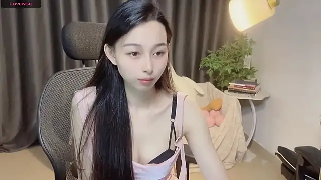 Snapshot of Yin-LL chatting on October 10, 2025, 3:33 pm Yin-LL online show from October 10, 2025, 3:33 pm