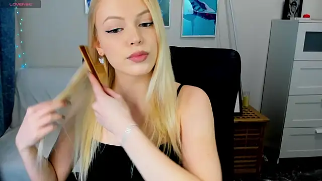 Snapshot of KatherineePierce chatting on April 19, 2026, 6:21 pm KatherineePierce online show from April 19, 2026, 6:21 pm