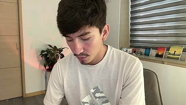 sweettaaron01 online show from October 28, 2025, 5:15 pm