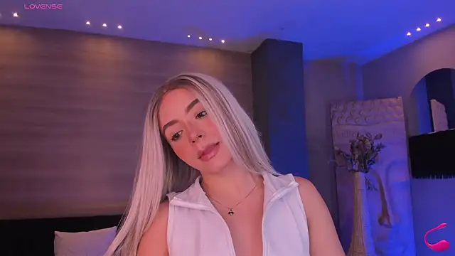 IsabellaMoreau online show from March 4, 2026, 8:37 pm