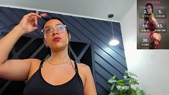 zoe martins  online show from November 3, 2025, 5:25 pm