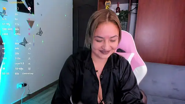 luciamature  online show from February 10, 2026, 12:04 am