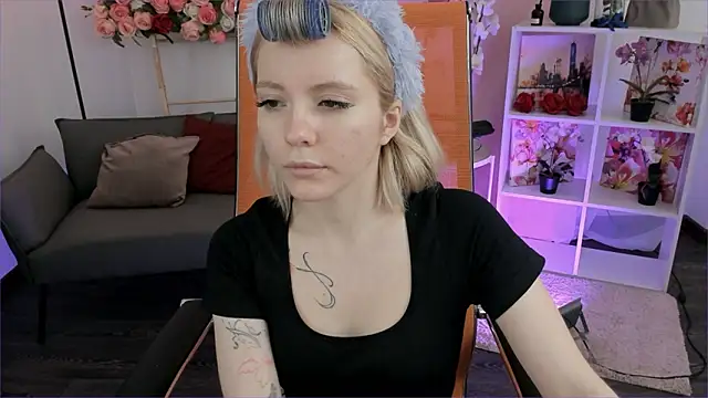 AuroraWrenfield online show from March 5, 2026, 4:30 am