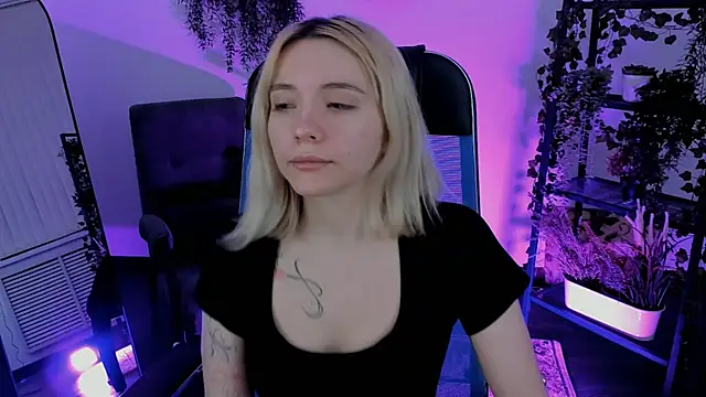 AuroraWrenfield online show from April 7, 2026, 12:22 am