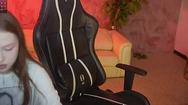 Snapshot of Goldie_Flame chatting on September 12, 2025, 11:37 pm Goldie Flame online show from September 12, 2025, 11:37 pm