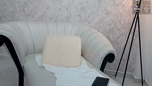 aura sanders1 online show from December 20, 2025, 11:39 am