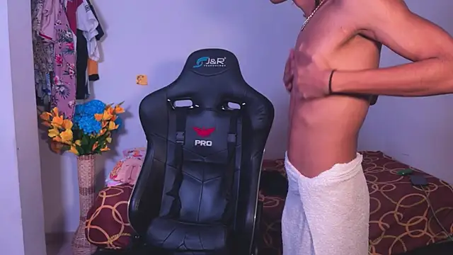 Snapshot of Andrewpetrikov_ chatting on October 8, 2025, 3:15 am Andrewpetrikov online show from October 8, 2025, 3:15 am