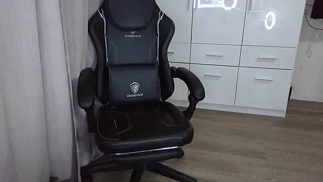 Snapshot of Milo9210 chatting on October 10, 2025, 10:20 pm Milo9210 online show from October 10, 2025, 10:20 pm