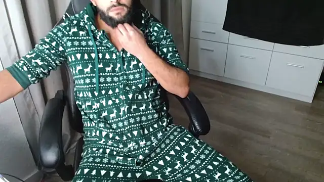 Snapshot of Milo9210 chatting on October 16, 2025, 8:10 pm Milo9210 online show from October 16, 2025, 8:10 pm