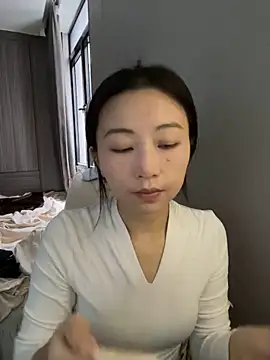 haiyan125216 online show from October 28, 2025, 6:28 am