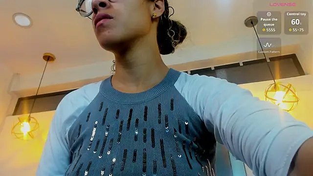 Hanna Cornee  online show from September 24, 2025, 1:25 pm