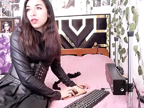 lucywhite13 online show from November 7, 2025, 4:18 pm