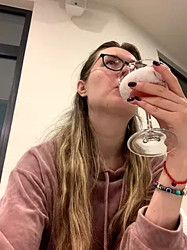 Snapshot of Jugira chatting on November 3, 2025, 7:37 pm Jugira online show from November 3, 2025, 7:37 pm