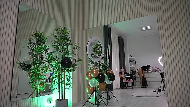 Snapshot of EmmaBlanco chatting on November 4, 2025, 8:08 pm EmmaBlanco online show from November 4, 2025, 8:08 pm