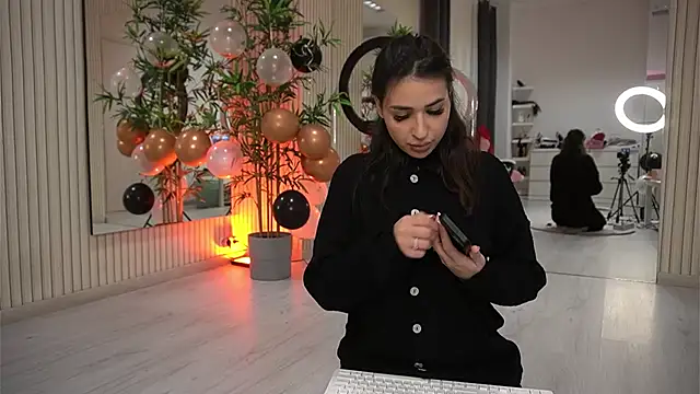 Snapshot of EmmaBlanco chatting on November 14, 2025, 8:18 pm EmmaBlanco online show from November 14, 2025, 8:18 pm