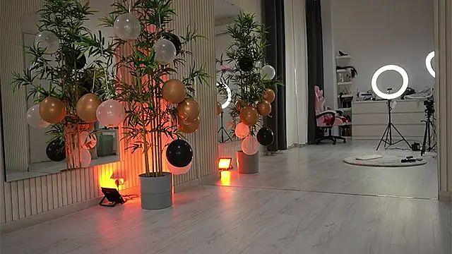 Snapshot of EmmaBlanco chatting on November 24, 2025, 8:19 pm EmmaBlanco online show from November 24, 2025, 8:19 pm