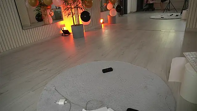 Snapshot of EmmaBlanco chatting on November 25, 2025, 8:42 pm EmmaBlanco online show from November 25, 2025, 8:42 pm