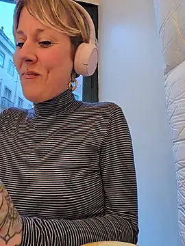 sarahpearlx online show from December 22, 2025, 4:48 pm