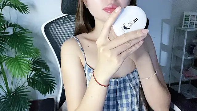 Snapshot of LiLi_Sweetie chatting on September 15, 2025, 4:12 am LiLi Sweetie online show from September 15, 2025, 4:12 am