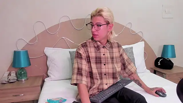 Snapshot of Enrrixxx_ chatting on November 3, 2025, 8:21 pm Enrrixxx online show from November 3, 2025, 8:21 pm