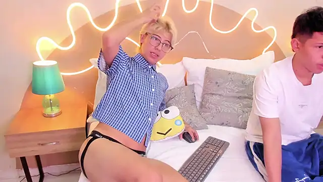 Snapshot of Enrrixxx_ chatting on November 5, 2025, 12:32 am Enrrixxx online show from November 5, 2025, 12:32 am