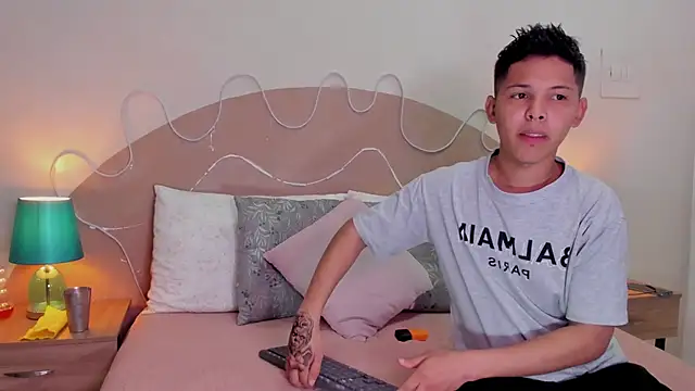 Snapshot of Enrrixxx_ chatting on November 14, 2025, 12:31 am Enrrixxx online show from November 14, 2025, 12:31 am