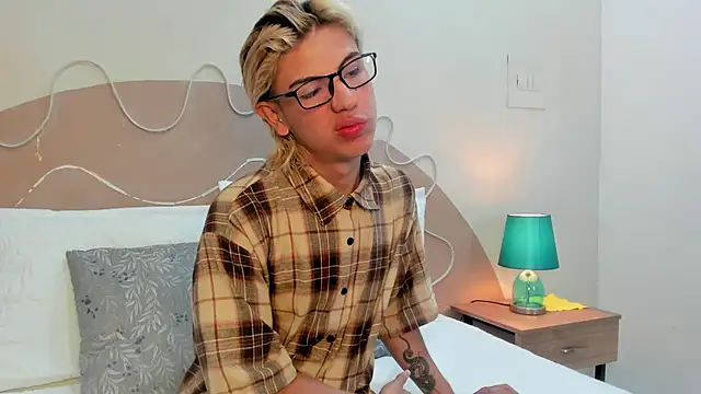 Snapshot of Enrrixxx_ chatting on November 23, 2025, 7:24 pm Enrrixxx online show from November 23, 2025, 7:24 pm