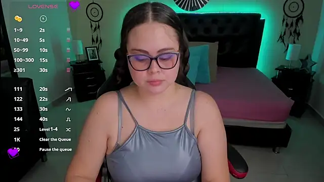 LolaVillalobos online show from October 9, 2025, 1:53 pm