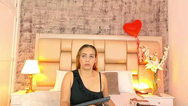 Snapshot of Edna_Copper chatting on February 15, 2026, 4:31 am Edna Copper online show from February 15, 2026, 4:31 am