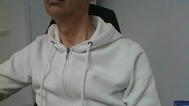 Snapshot of Sensor2000 chatting on February 5, 2026, 8:52 am Sensor2000 online show from February 5, 2026, 8:52 am