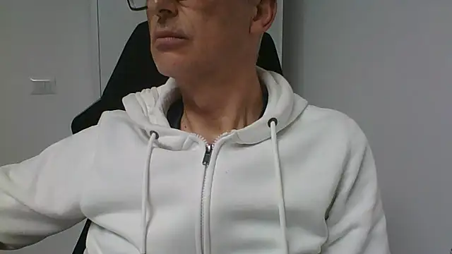 Snapshot of Sensor2000 chatting on February 11, 2026, 3:50 pm Sensor2000 online show from February 11, 2026, 3:50 pm