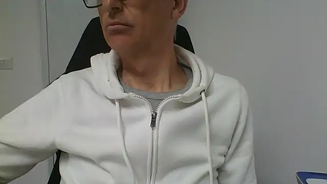 Snapshot of Sensor2000 chatting on February 25, 2026, 11:09 am Sensor2000 online show from February 25, 2026, 11:09 am