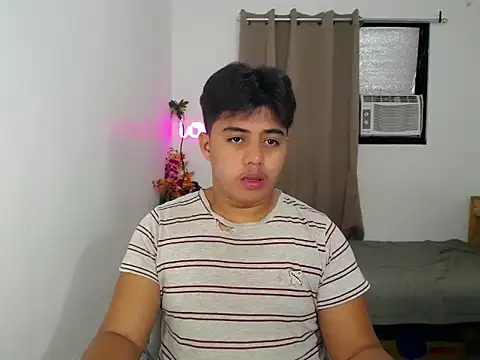 Snapshot of Hugecock2hundle_intown chatting on November 7, 2025, 2:17 pm Hugecock2hundle intown online show from November 7, 2025, 2:17 pm