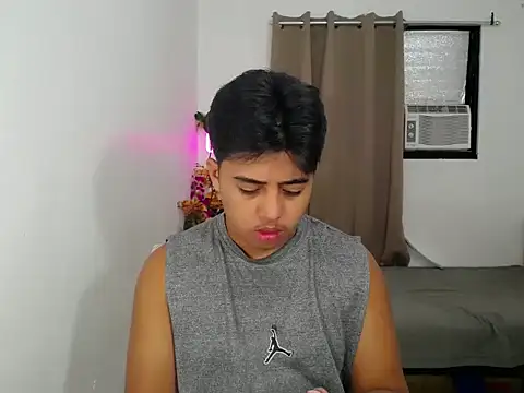 Snapshot of Hugecock2hundle_intown chatting on November 12, 2025, 4:51 pm Hugecock2hundle intown online show from November 12, 2025, 4:51 pm