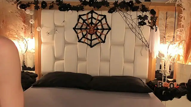 Daphne And Roger online show from October 27, 2025, 11:14 am