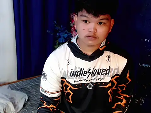 Reynelcock online show from February 15, 2026, 6:59 pm