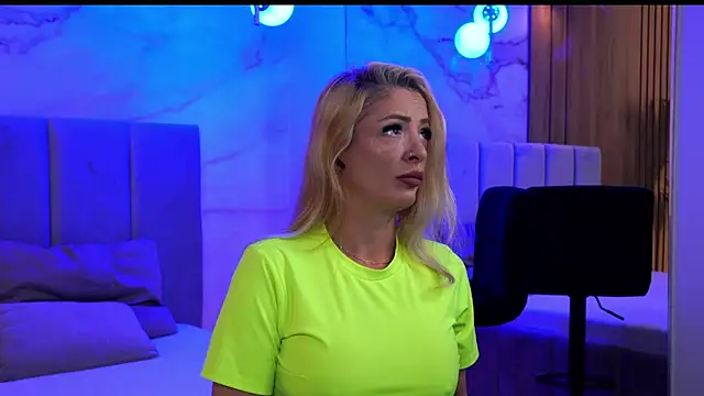 Snapshot of Izabellle02 chatting on April 24, 2026, 3:42 am Izabellle02 online show from April 24, 2026, 3:42 am
