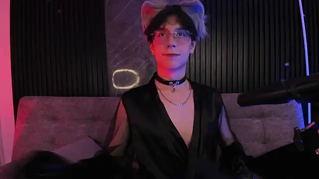 luixdust  online show from October 30, 2025, 7:32 am