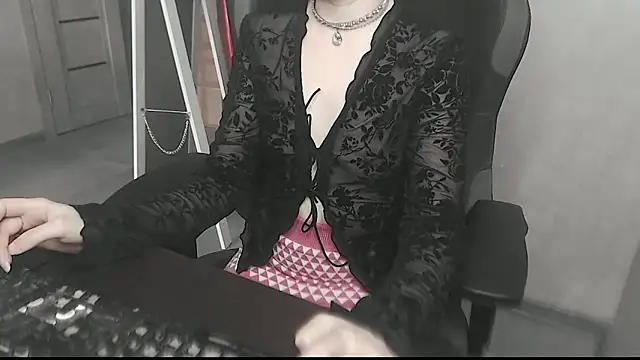 cute elfy  online show from April 12, 2026, 9:03 am