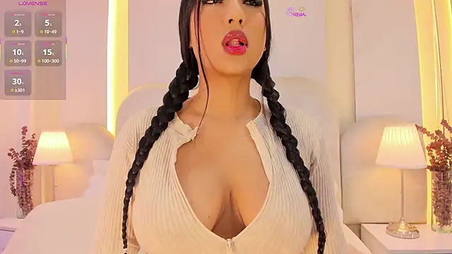 Snapshot of SalomeeBell chatting on May 15, 2026, 8:49 pm SalomeeBell online show from May 15, 2026, 8:49 pm