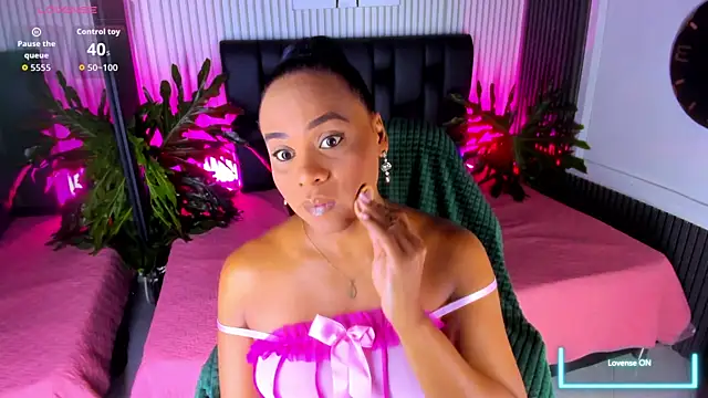 Snapshot of AriebonyBrooke chatting on October 14, 2025, 11:44 am AriebonyBrooke online show from October 14, 2025, 11:44 am