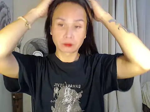 holly bitch online show from April 6, 2026, 1:25 am