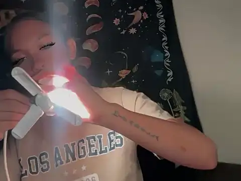 Snapshot of Simi_Ipit chatting on February 27, 2026, 1:16 am Simi Ipit online show from February 27, 2026, 1:16 am