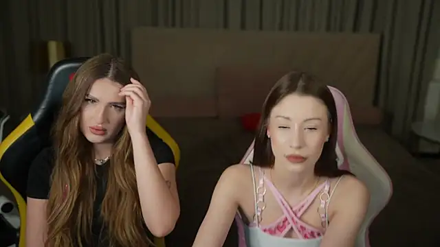 Selena Glow online show from April 20, 2026, 6:42 pm