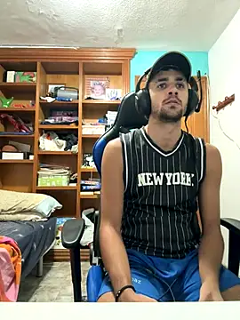 aavrdvh33 online show from October 6, 2025, 9:45 pm