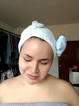 SeleneLuminari8 online show from May 11, 2026, 4:04 pm
