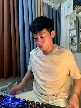 xshyboyx online show from December 2, 2025, 11:48 am