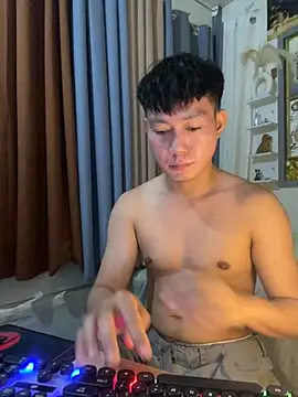 xshyboyx online show from January 13, 2026, 2:22 pm