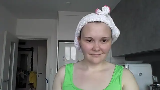 Snapshot of Qaynii chatting on November 1, 2025, 9:44 am Qaynii online show from November 1, 2025, 9:44 am